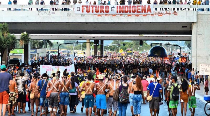 Indígenas de todo o país marcham em defesa da demarcação dos territórios, em Brasília